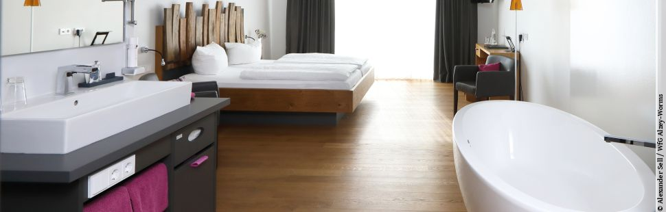 Modernes Gästezimmer mit freistehender Badewanne