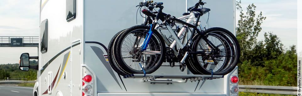 Fahrendes Reisemobil mit Fahrradständer und zwei Fahrräder